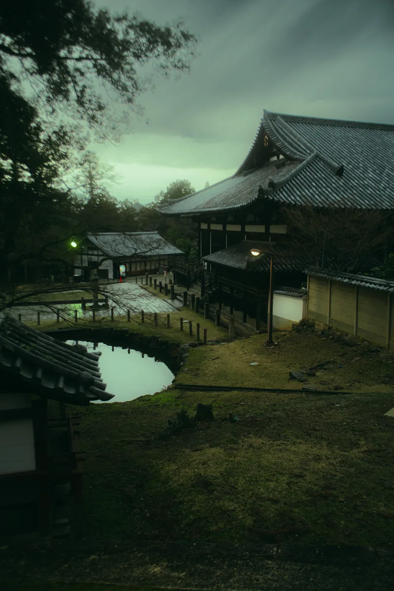 Templo japonés junto a un estanque