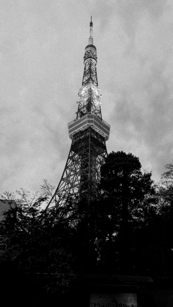 La Torre de Tokio en blanco y negro