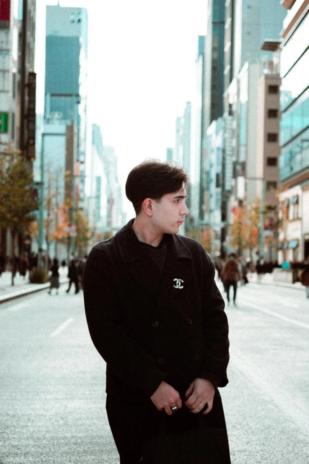 Kaito en una calle de Japón